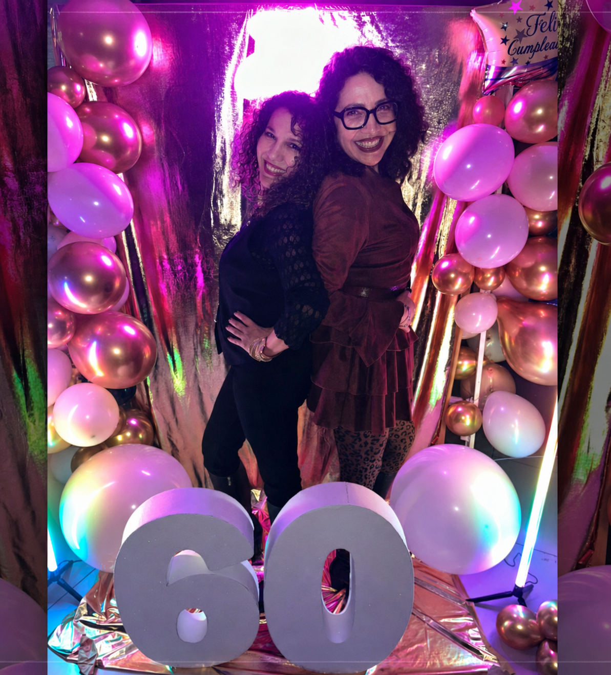 Eli posando con una invitada entre globos