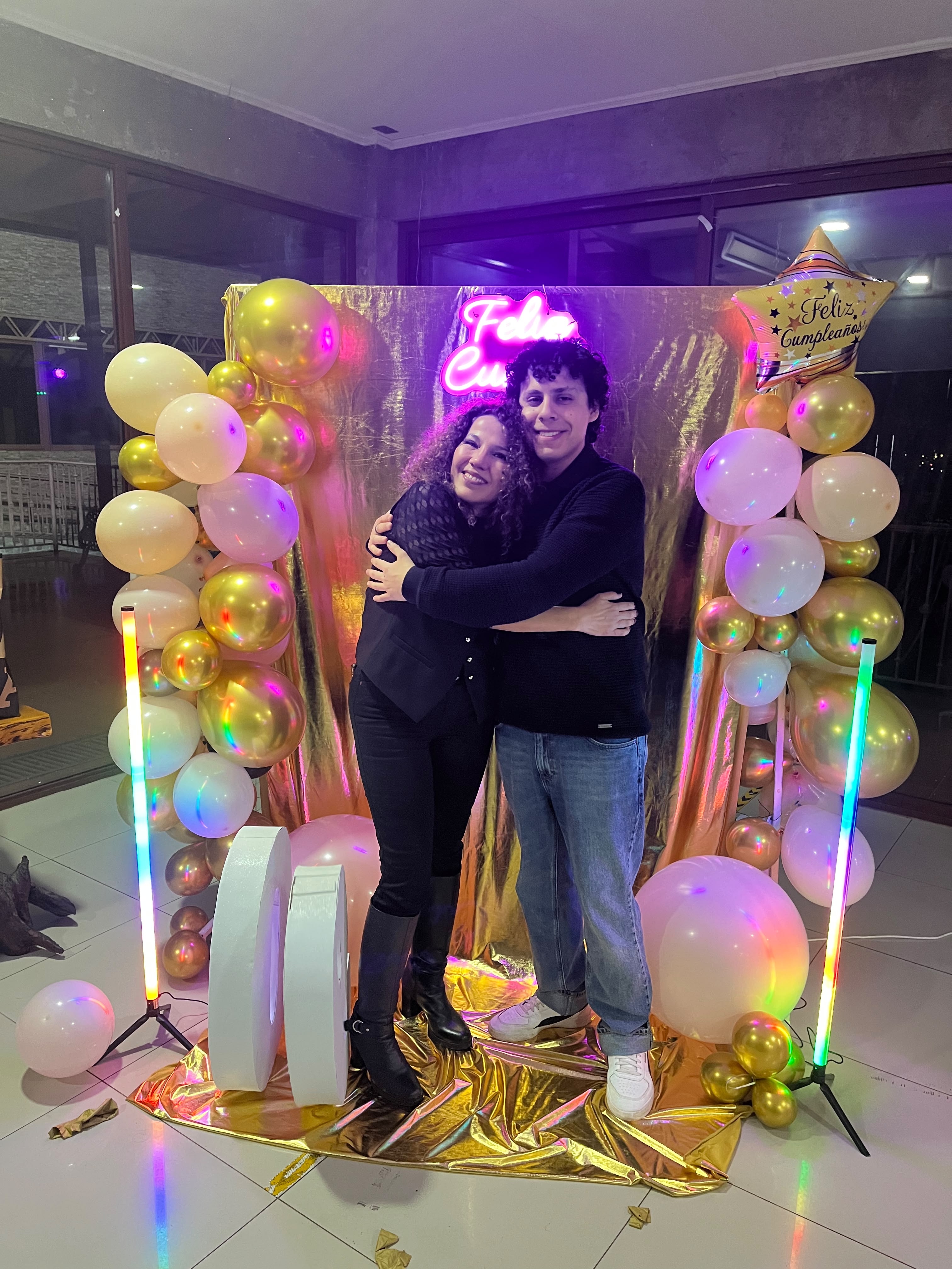 Eli abrazando a un invitado en su cumpleaños