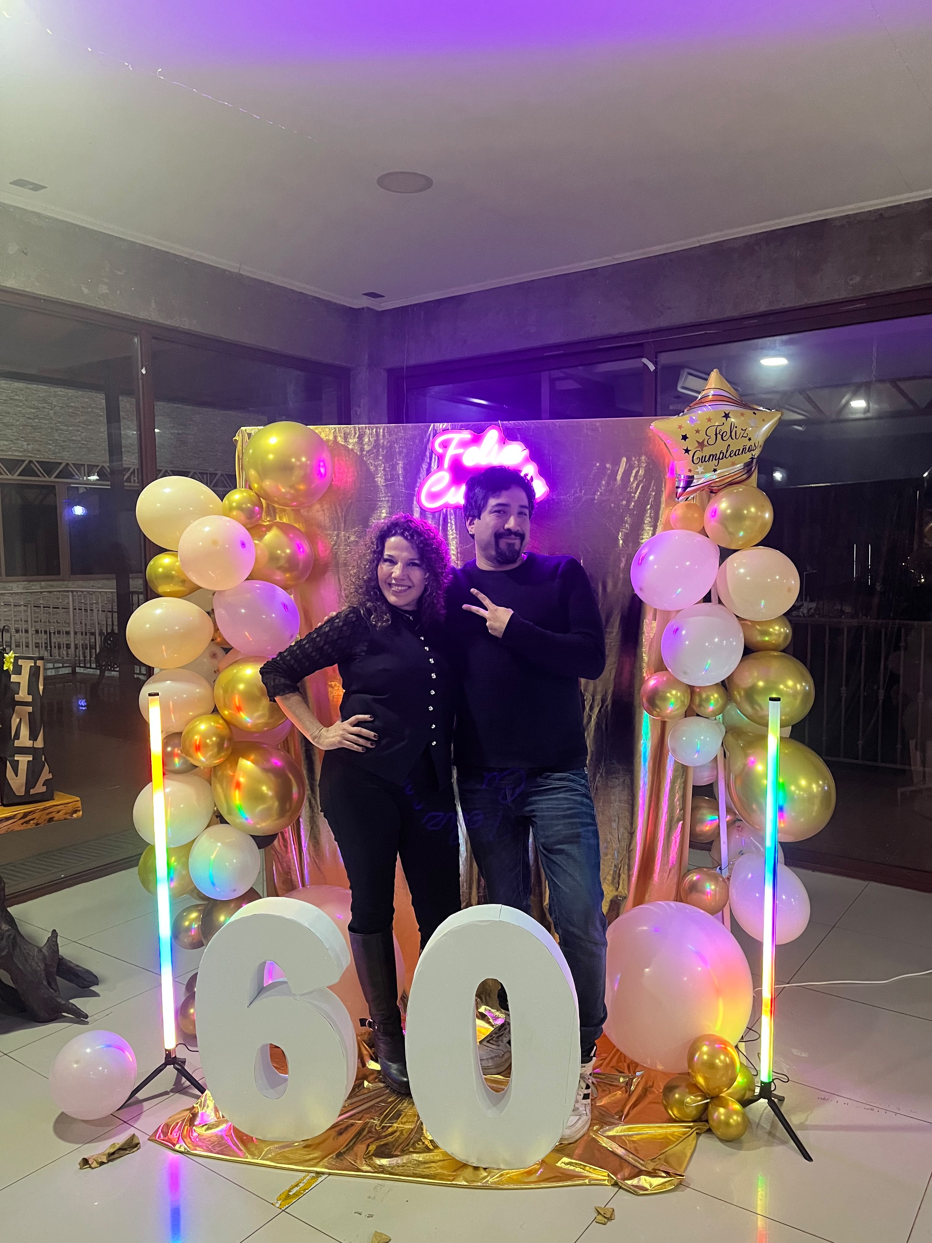Eli posando con un invitado frente a los globos