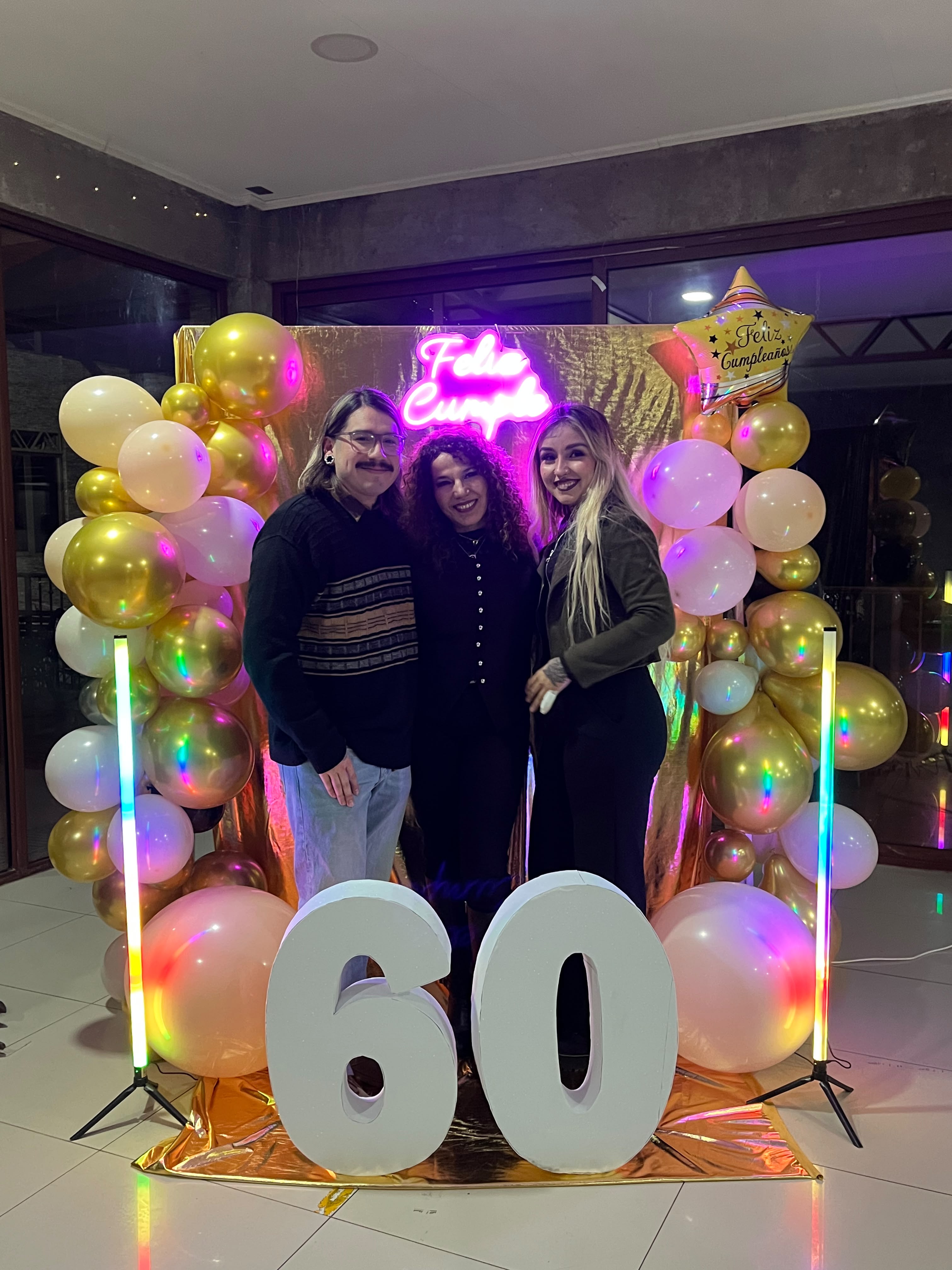 Eli junto a dos invitados frente a los globos